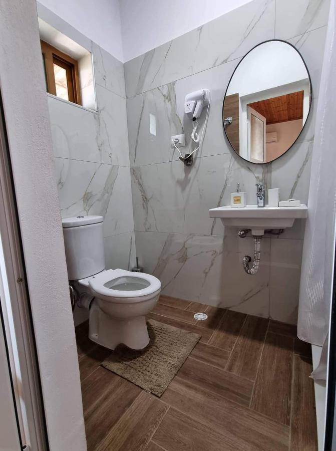 B Vishe Guest House จีโรคาสเตอร์ ภายนอก รูปภาพ