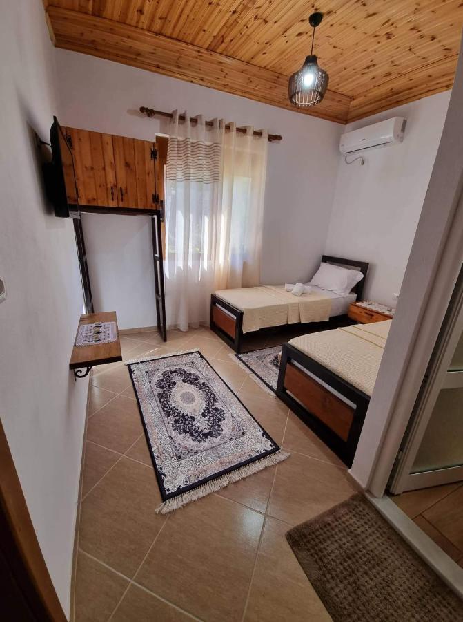 B Vishe Guest House จีโรคาสเตอร์ ภายนอก รูปภาพ
