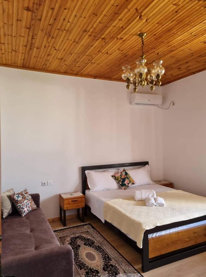 B Vishe Guest House จีโรคาสเตอร์ ภายนอก รูปภาพ