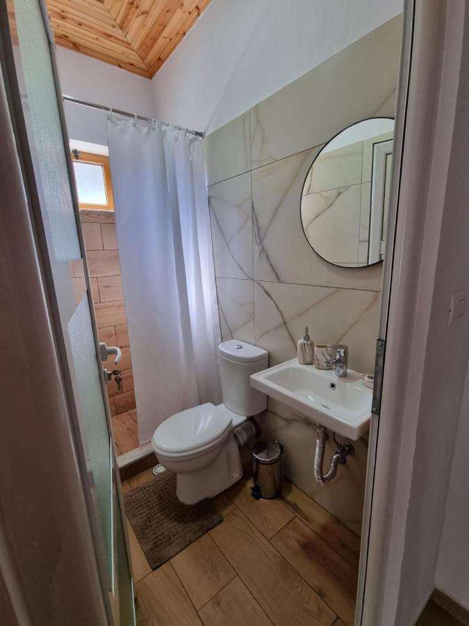 B Vishe Guest House จีโรคาสเตอร์ ภายนอก รูปภาพ