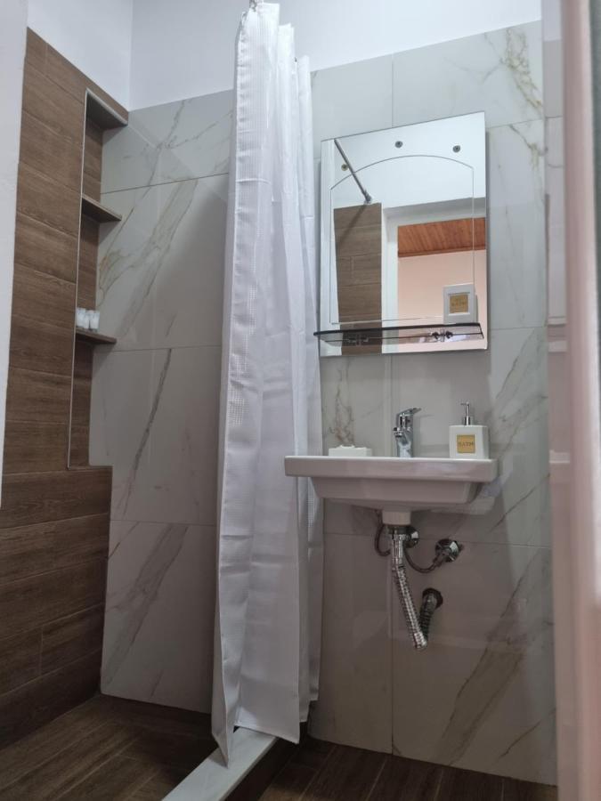 B Vishe Guest House จีโรคาสเตอร์ ภายนอก รูปภาพ
